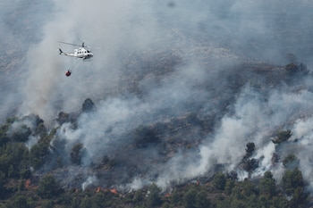 Vista del incendio de La Vall d'Uixò (Castellón), este sábado. (EFE/Manuel Bruque)