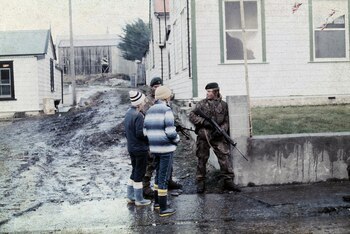 Un grupo de niños isleños