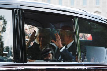 El rey Carlos y la reina consorte Camila de Gran Bretaña abandonan el Palacio de Buckingham (REUTERS/John Sibley)