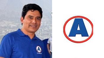 Retrato de un hombre con camiseta polo azul sobre un fondo urbano y el símbolo de una letra A azul dentro de un círculo rojo