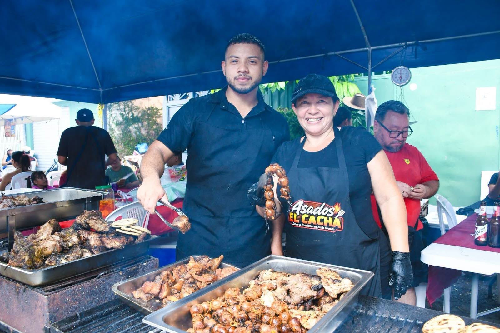 Los asistentes probaron tortilla de maíz tostada, carne asada, embutidos y otros platillos en las mesas habilitadas por la administración municipal para el evento gastronómico celebrado en San Rafael Obrajuelo este domingo (Foto cortesía La Paz Este Distrito San Rafael Obrajuelo)