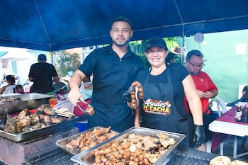 Los asistentes probaron tortilla de maíz tostada, carne asada, embutidos y otros platillos en las mesas habilitadas por la administración municipal para el evento gastronómico celebrado en San Rafael Obrajuelo este domingo (Foto cortesía La Paz Este Distrito San Rafael Obrajuelo)