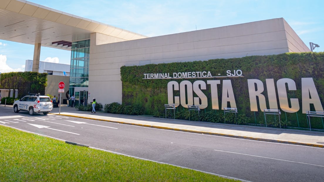 Un informe revela el desempeño de los aeropuertos de la región, los avances en servicios y la brecha con los líderes globales. Las razones detrás de la ausencia en el ranking mundial generan debate (Foto cortesía SJO Aeropuerto Internacional Juan Santamaría)