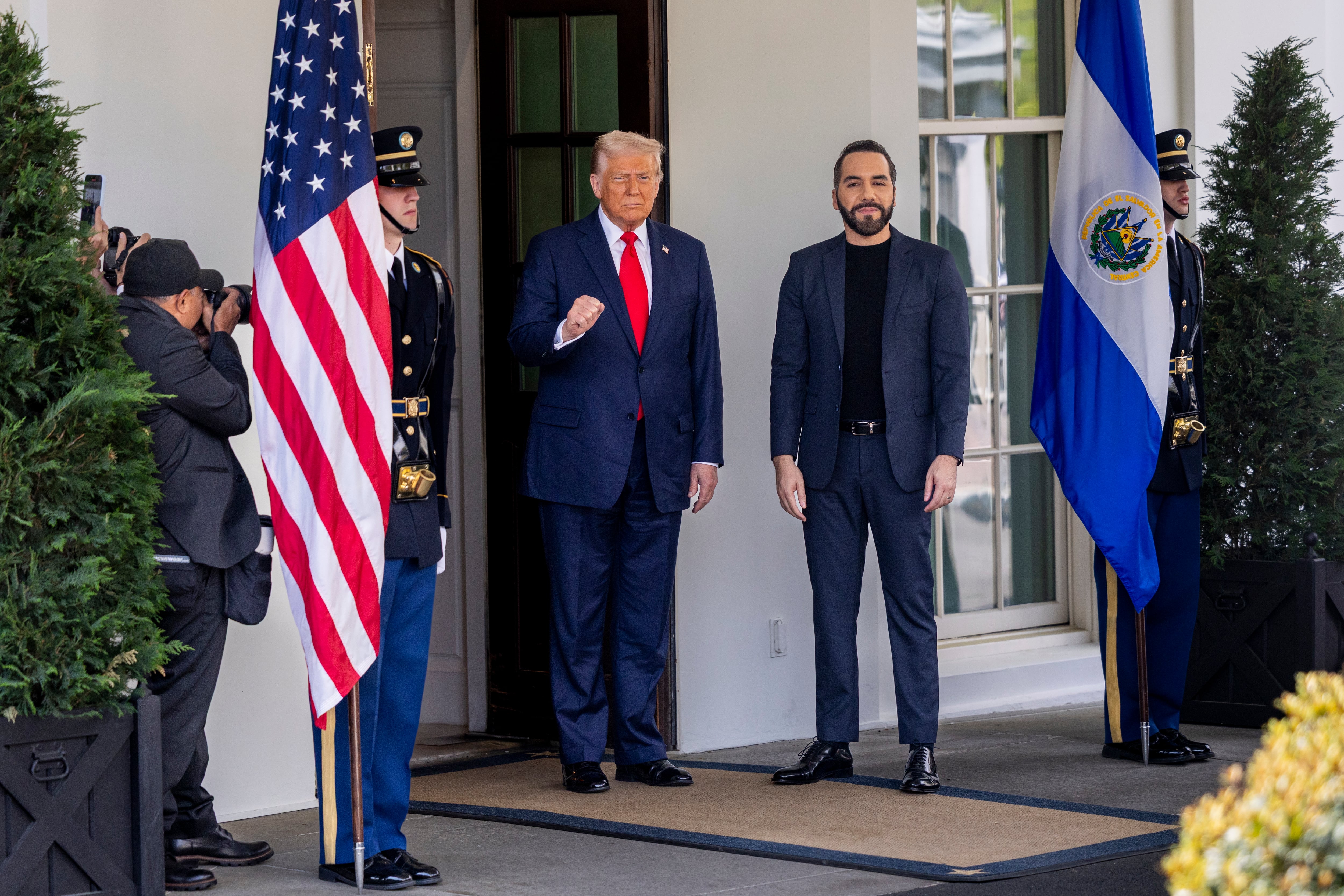 El presidente de Estados Unidos, Donald Trump (c), al saludar a su homólogo salvadoreño, Nayib Bukele (2d), este lunes, 14 de abril, en una de las entradas de la Casa Blanca, en Washington (EE.UU.). EFE/Shawn Thew
