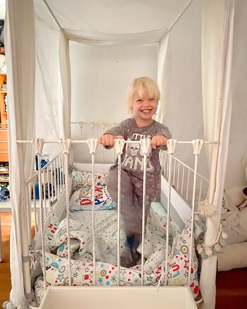 Mirko en la cuna que