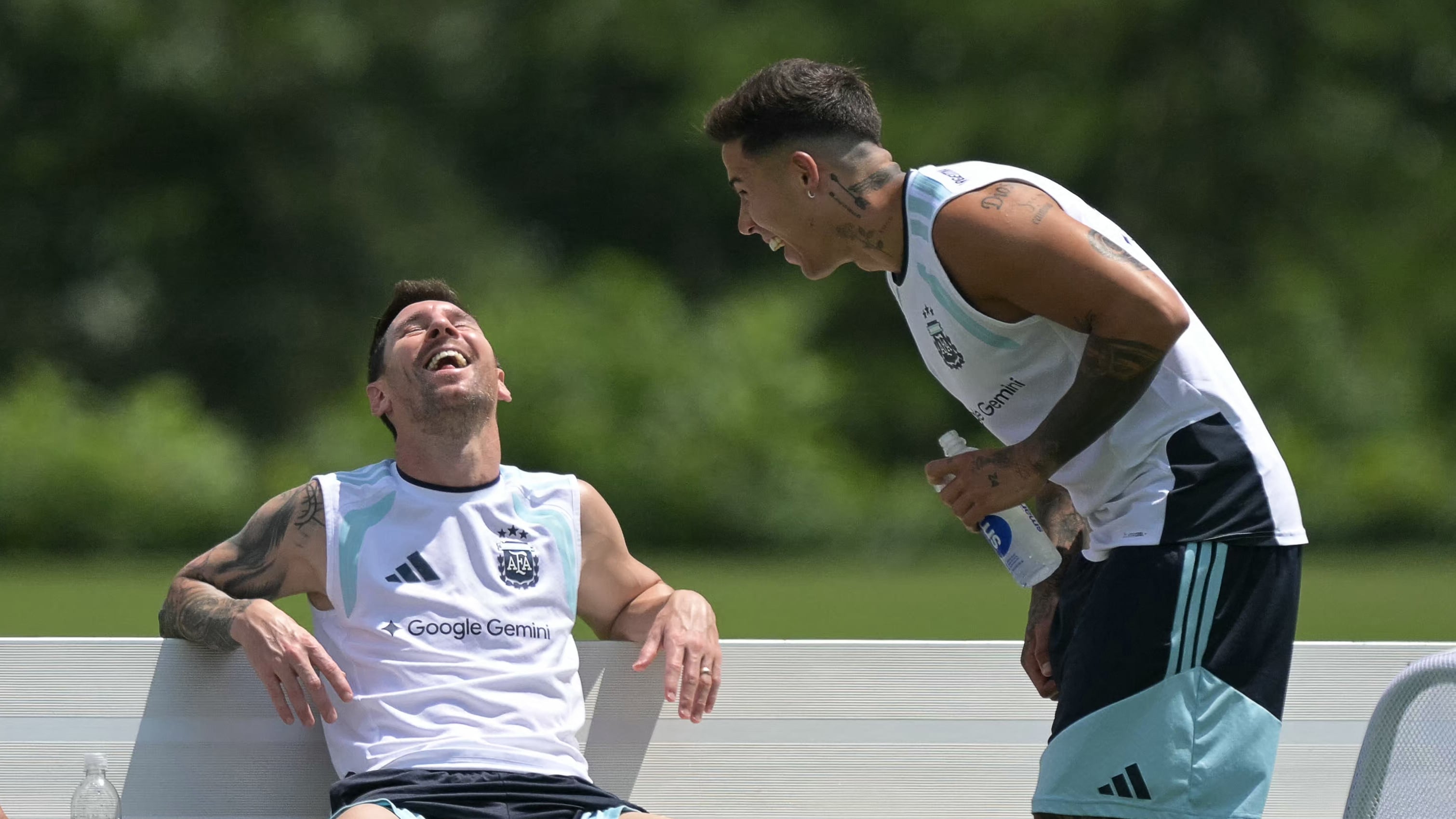 Messi junto a Enzo Fernández (Photo by JUAN MABROMATA / AFP)