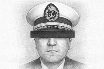 Dibujo a lápiz de un hombre con uniforme naval y gorra blanca con escudo. Una barra negra horizontal cubre sus ojos.