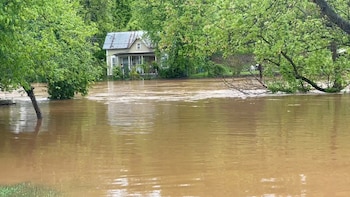 Más de 20 millones de personas están bajo alerta por inundaciones mientras una tormenta tropical amenaza la costa este