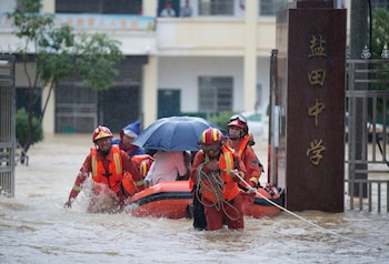 FOTO DE ARCHIVO: Rescatistas evacuan con un bote inflable a estudiantes varados por las aguas de una escuela, en medio de fuertes lluvias en el condado de Duchang, provincia de Jiangxi, China, el 8 de julio de 2020. China Daily via REUTERS