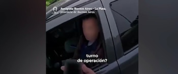 La normativa vial reserva el espacio de la banquina para situaciones de avería mecánica, problemas de salud o prevención de siniestros (Captura de video)