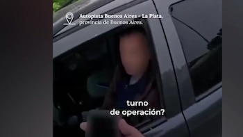 Banquina y celular al volante: la multa que podría pagar el médico que dijo que llegaba tarde a una operación