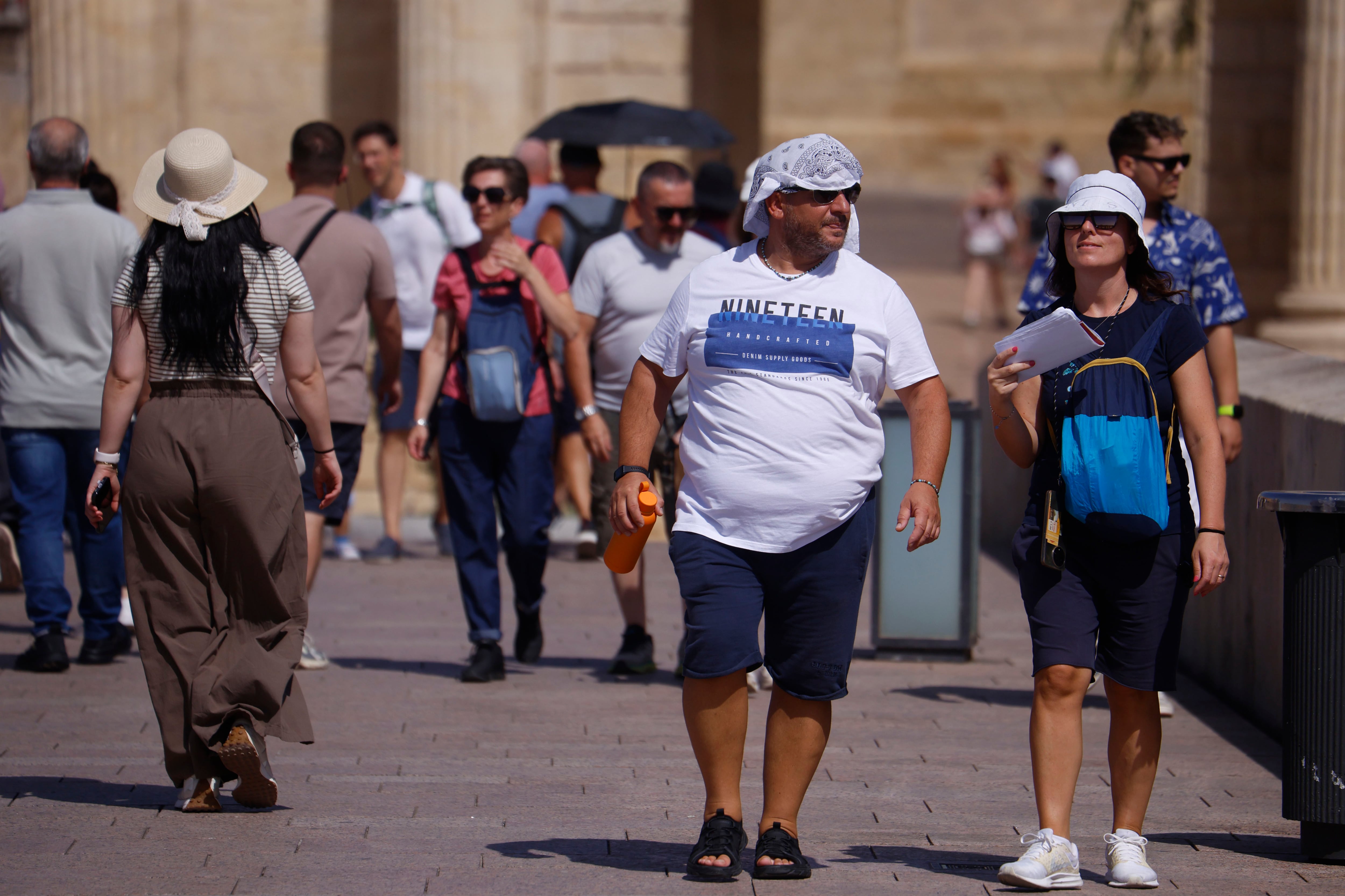 Varios turistas visitan Córdoba este domingo. (EFE/Salas)