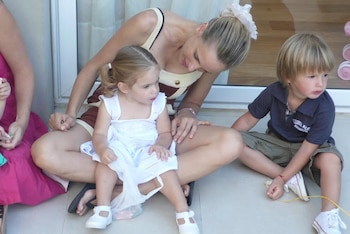 Charo de pequeña junto a