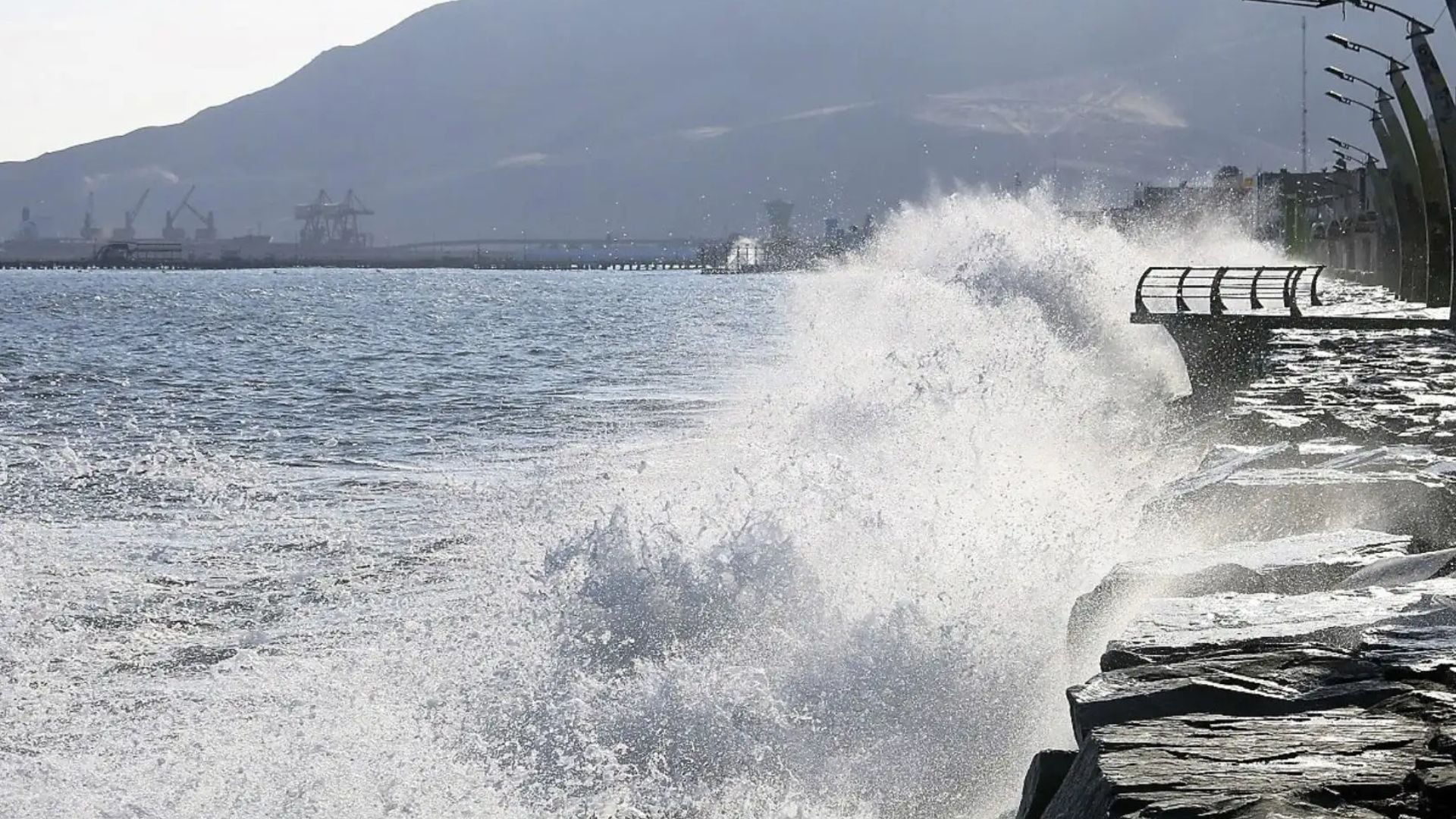 El aumento de la temperatura del mar constituye uno de los indicadores considerados para evaluar la intensidad del fenómeno climático - Créditos: Andina.