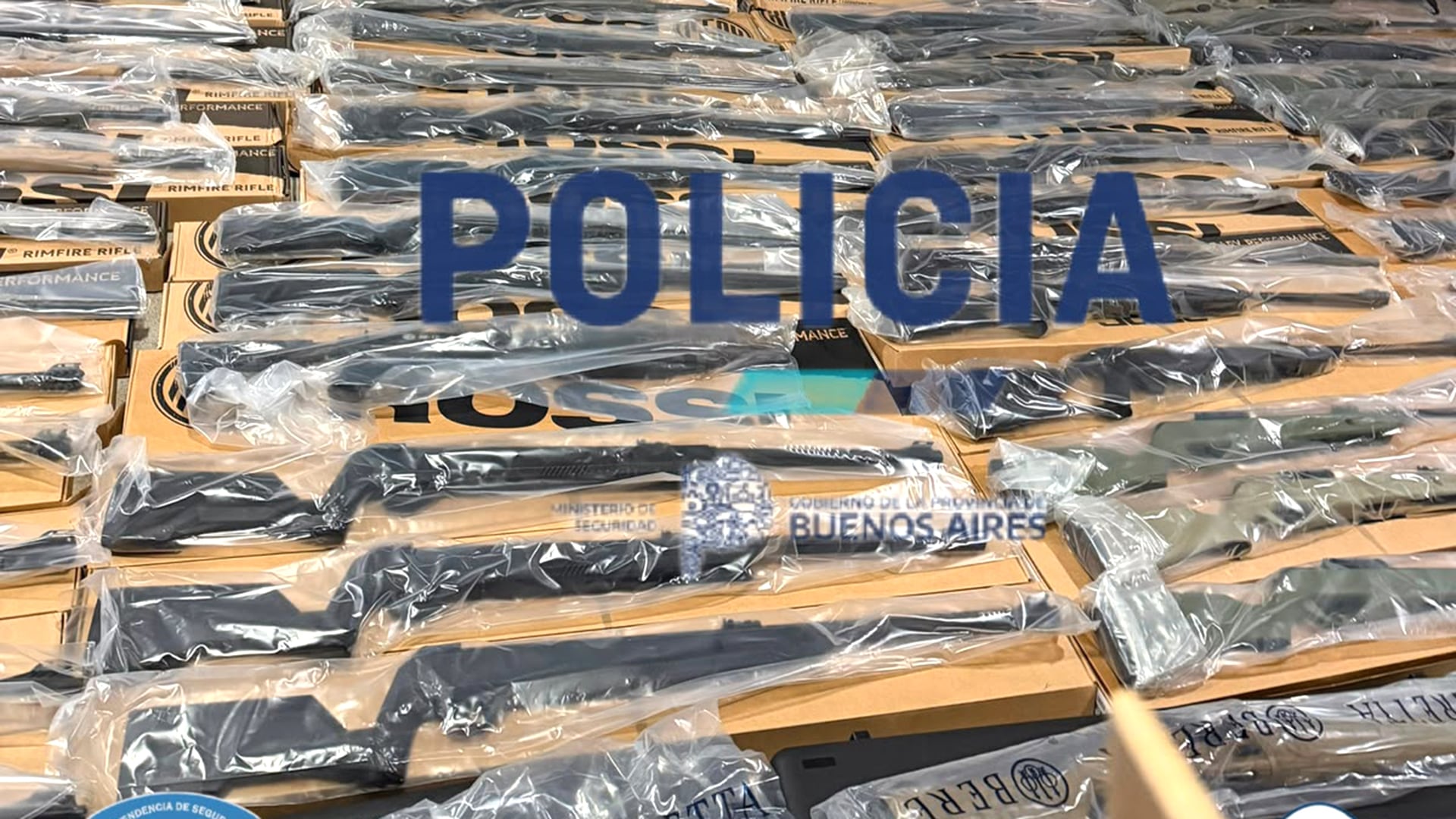 Circulaba con un arsenal de 131 armas de guerra, lo descubrieron en un control vehicular y quedó detenido