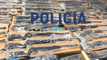 Circulaba con un arsenal de 131 armas de guerra, lo descubrieron en un control vehicular y quedó detenido
