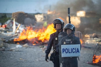 Policías durante una manifestación para protestar por la situación provocada por su llegada masiva, a 27 de agosto de 2026, en Ceuta (España). (Marcos Moreno/Europa Press)