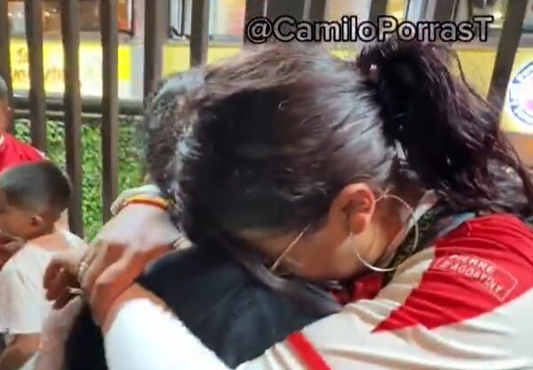 Las mujeres no cabían de la emoción cuando las sorprendieron con la primera boleta - crédito @camiloporrast/ Instagram