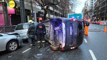 Una camioneta chocó contra un auto y volcó en el barrio porteño de Almagro: tiene 10 multas por exceso de velocidad