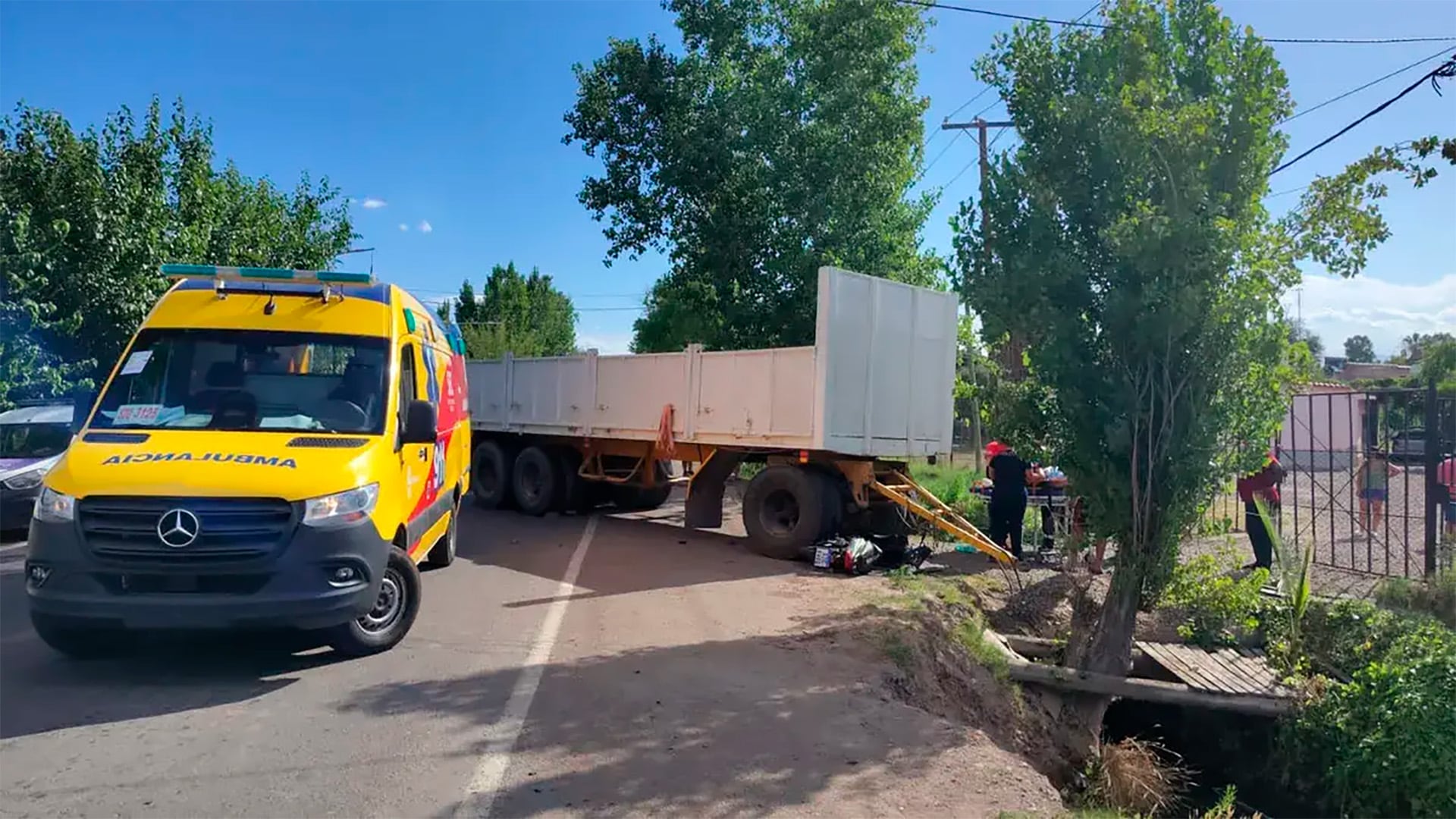 El camión sin el acompladom en medio de la cinta asfáltica (Crédito: Los Andes)