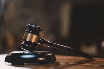 juez - tribunal - martillo