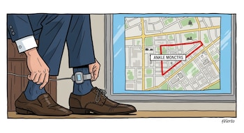 Hombre de traje con tobillera electrónica en el tobillo. En segundo plano, una ventana muestra un mapa con un área delimitada en rojo y el texto "ANKLE MONCTRS".