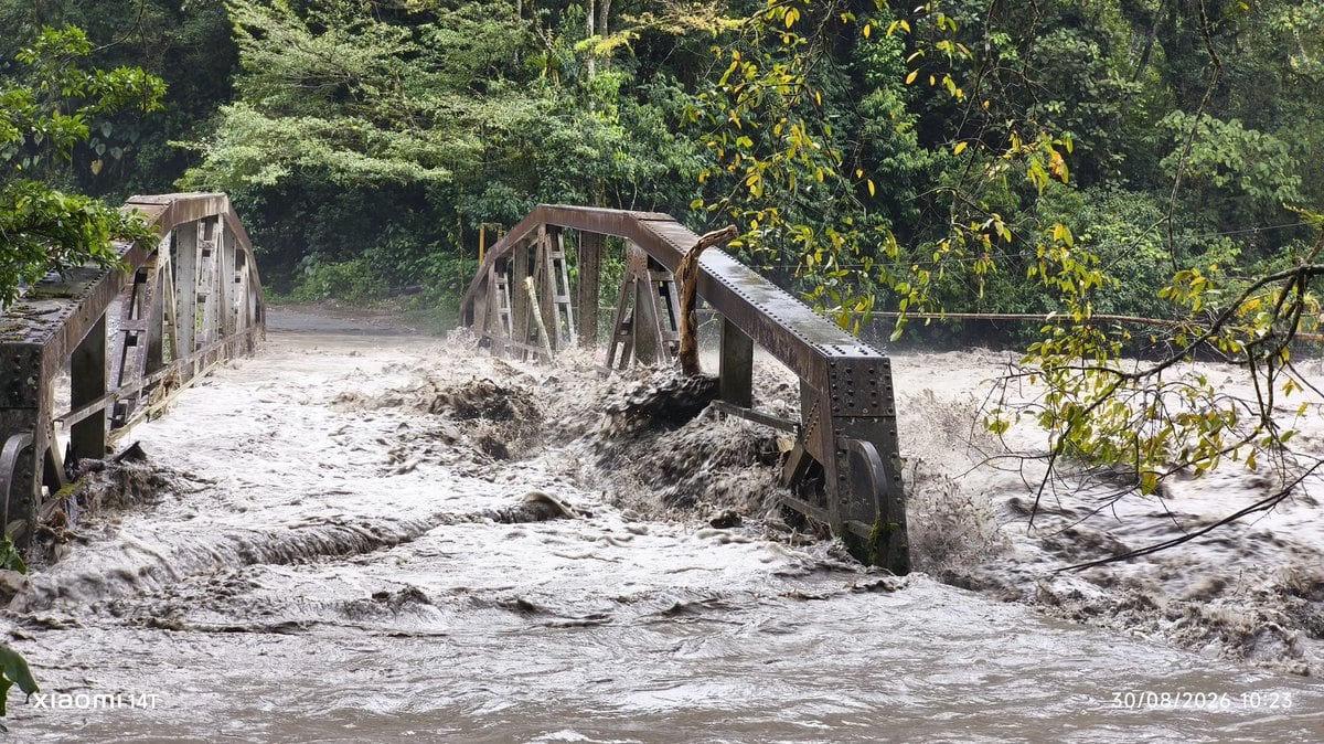 La emergencia en Guayabetal, Cundinamarca, sigue activa por la acumulación de sedimentos causada por las lluvias en el sector El Ocal - crédito @JorgeEmilioRey / X