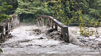 En imágenes: Emergencia por lluvias en Guayabetal, aumenta la amenaza sobre el puente Ocal