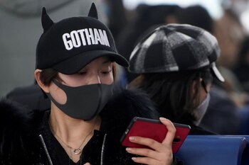 Un pasajero viste una mascarilla