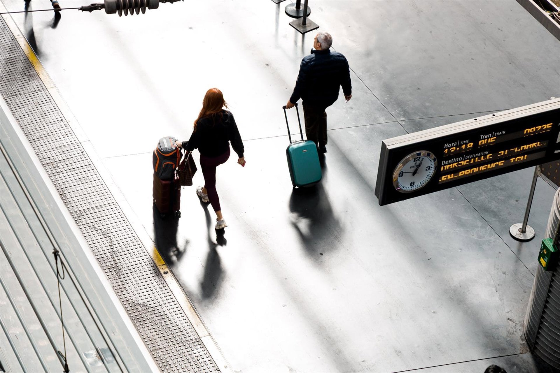 Viajeros en la Estación de Madrid - Puerta de Atocha - Almudena Grandes, en Madrid (España). (Carlos Luján - Europa Press)