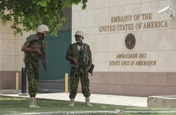Policías montan guardia afuera de