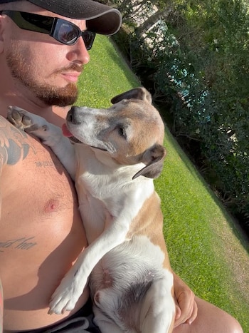 Fede Bal junto a Kike en uno de los últimos retratos que compartió el actor antes de la partida del perro