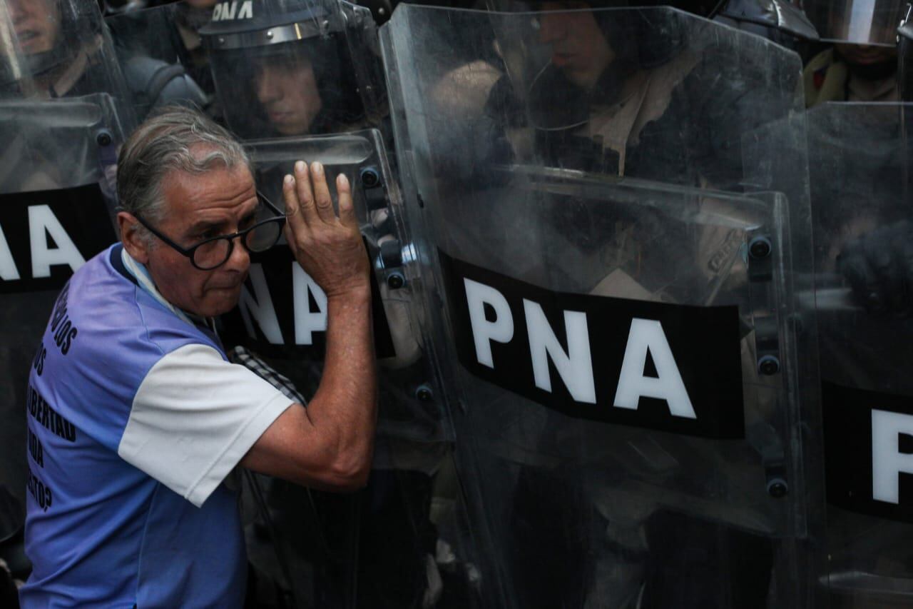 Un cordón de prefectura impidió que la marcha de jubilados se realice sobre las calles que rodean al Congreso (Foto: Silvana Safenreiter))