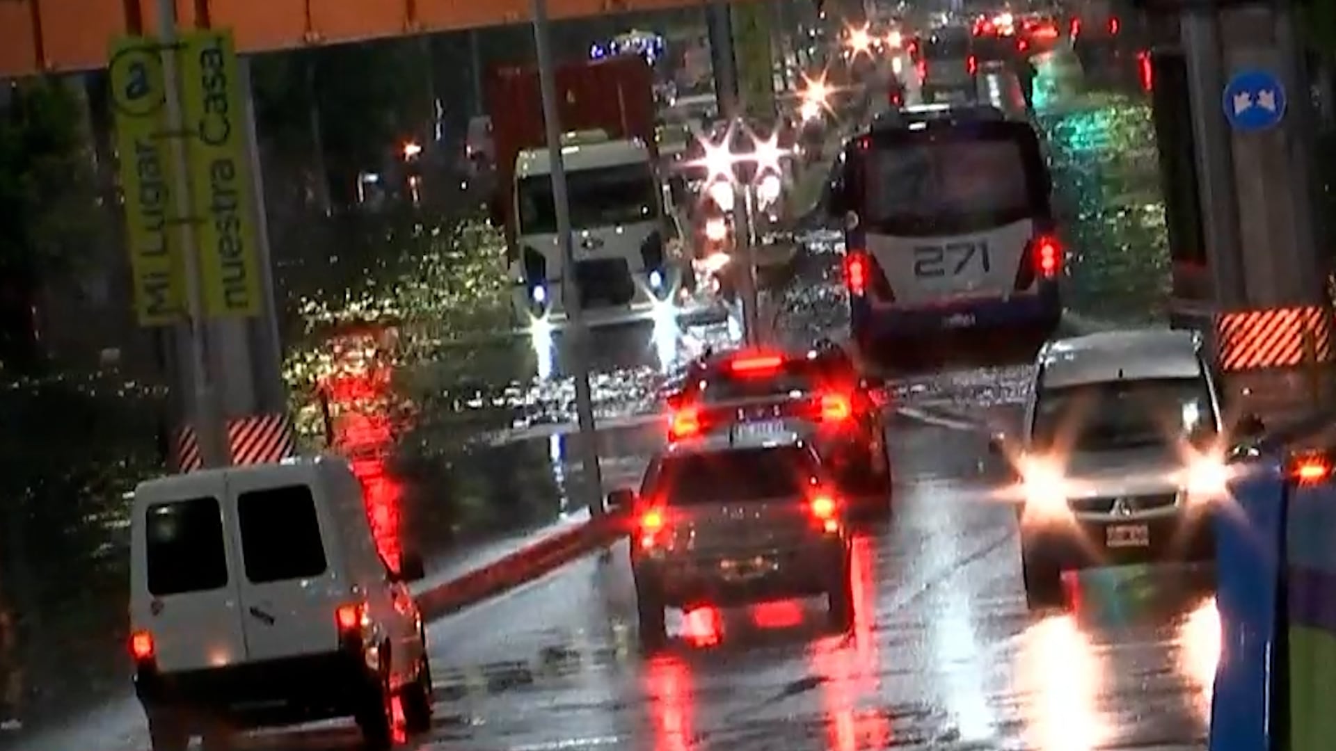 Un vehículo da media vuelta, mientras de fondo el anegamiento complica el ingreso y el egreso a la Ciudad