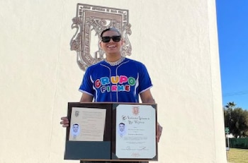 Eduin Caz se tituló de