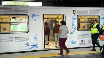 Un grupo de funcionarios se une para la ceremonia de corte de cinta en la estación San Antonio Abad del Metro CDMX, con un cartel de la estación de fondo