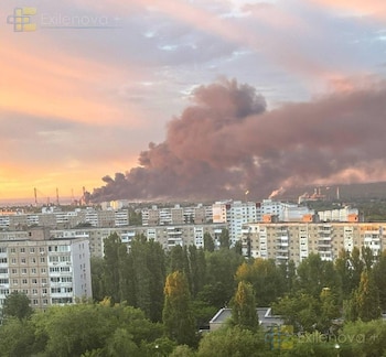 Vista del incendio en la refinería de Saratov, una de las plantas petroleras más importantes de la región del Volga. El ataque ucraniano no dejó víctimas mortales, según las autoridades rusas. (RRSS)