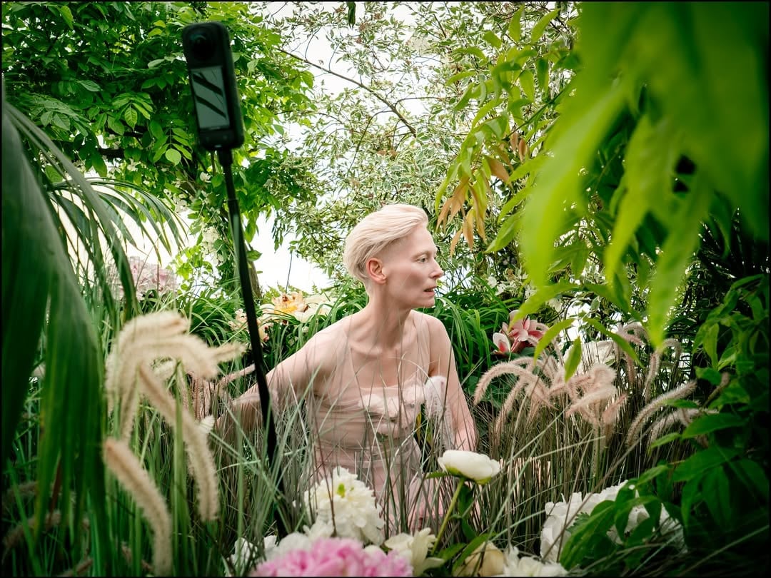 La 52ª edición del Calendario Pirelli confirma la participación de Tilda Swinton, quien aporta su sello a una propuesta innovadora y diversa (@pirelli)