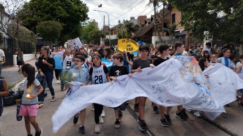 El recorrido de la manifestación incluyó el Colegio Nazareth y la sede del club, lugares clave en la vida de Benicio Farji (Data Judicial)
