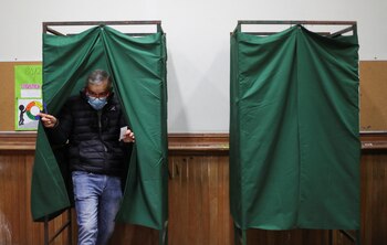 Un votante sale del cuarto