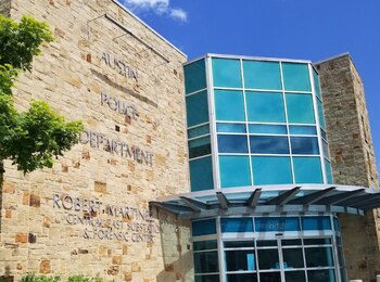 Autoridades locales continúan investigando muertes