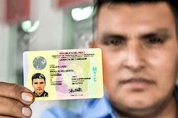 Para las licencias no profesionales de clase A categoría I, el MTC establece además condiciones y períodos de vigencia distintos para los conductores que superan los 70 años