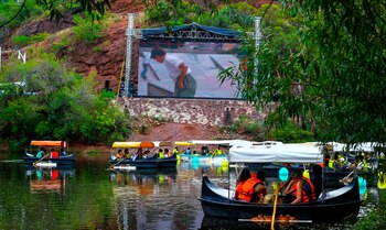 Guanajuatenses disfrutan este sábado de una función de cine en la presa la olla en Guanajuato capital del homónimo del estado mexicano, durante la Programación del Festival Internacional de Cine (GIFF) 2020. EFE/Luis Ramírez