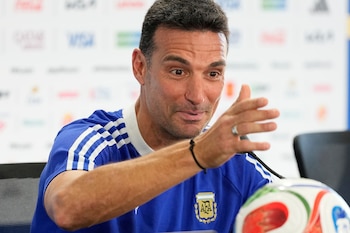 Lionel Scaloni se emocionó en la conferencia de prensa al reencontrarse con Martín Palermo, con quien compartió plantel en Estudiantes (AP Foto/Charlie Riedel)
