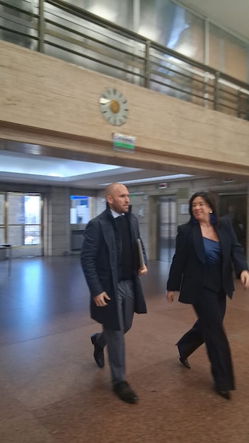 Martín Guzmán en Comodoro Py, testigo de Alberto Fernández en la causa Nación Seguros. Con la defensora del ex presidente Mariana Barbitta.