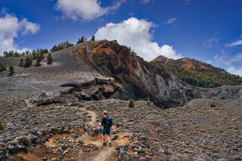 HANDOUT - Ocho meses desués de la erupción del año pasado se reabre la "ruta de los volcanes" para los senderistas en La Palma. Foto: Alex Díaz/Visit La Palma/dpa - ATENCIÓN: Sólo para uso editorial con el texto adjunto y mencionando el crédito completo