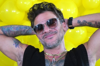 El cantante puertorriqueño Pedro Capó posa durante una entrevista con Efe el 8 de noviembre de 2021 en San Juan (Puerto Rico). Capó, nominado al Grammy Latino por "Mejor Álbum Vocal Pop", asegura no tener miedo a mostrar su lado más personal, camaleónico y desbocado, y apuesta con su nuevo proyecto musical por celebrar su "niño interior". EFE/Jorge Muñiz