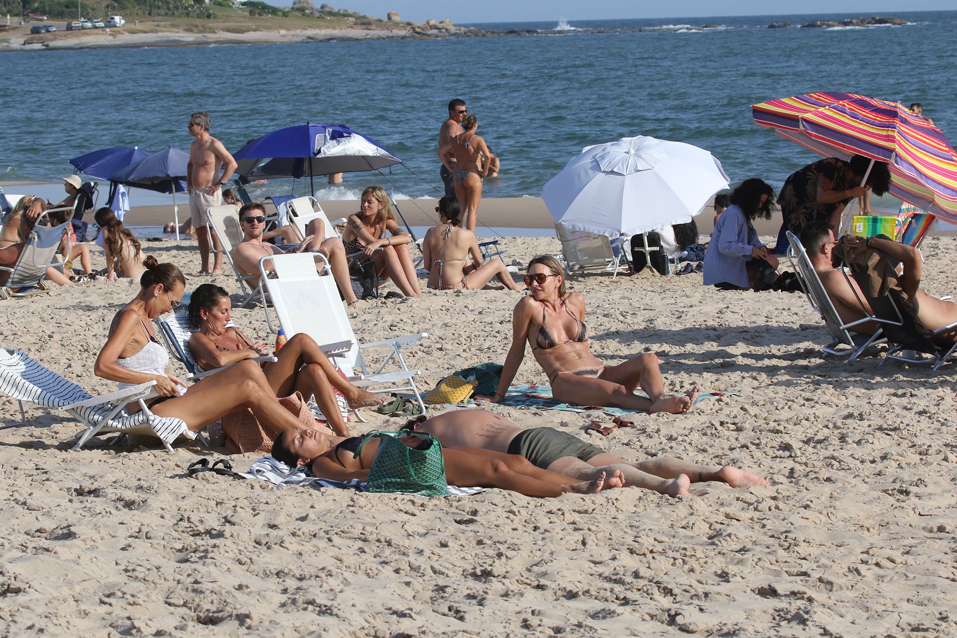 Cae la tarde en La Brava, Andrea disfruta con amigos (RSFotos)