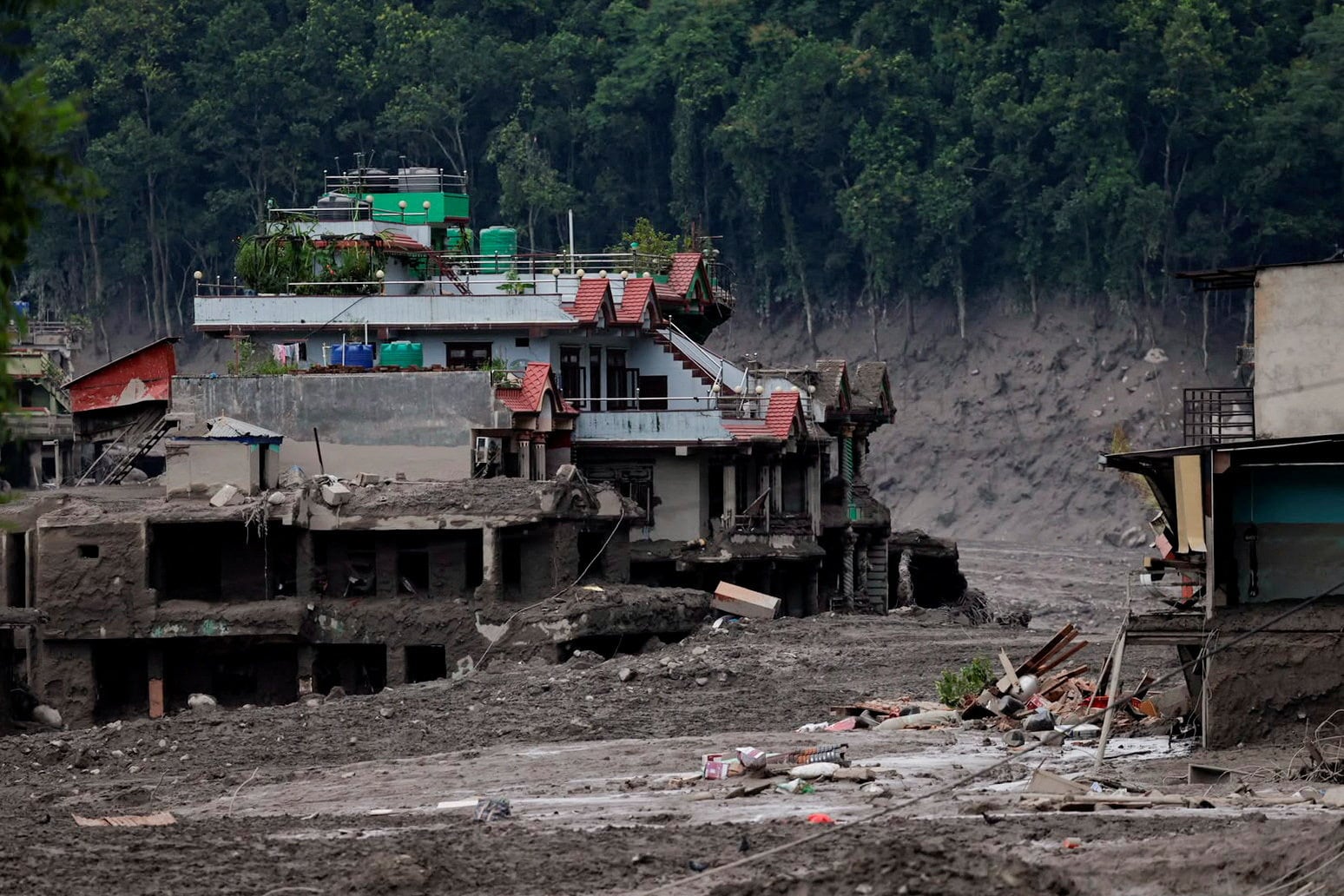 Viviendas dañadas tras una inundación repentina en Trishuli, distrito de Nuwakot, Nepal. 26 agosto 2026. REUTERS/Navesh Chitrakar
