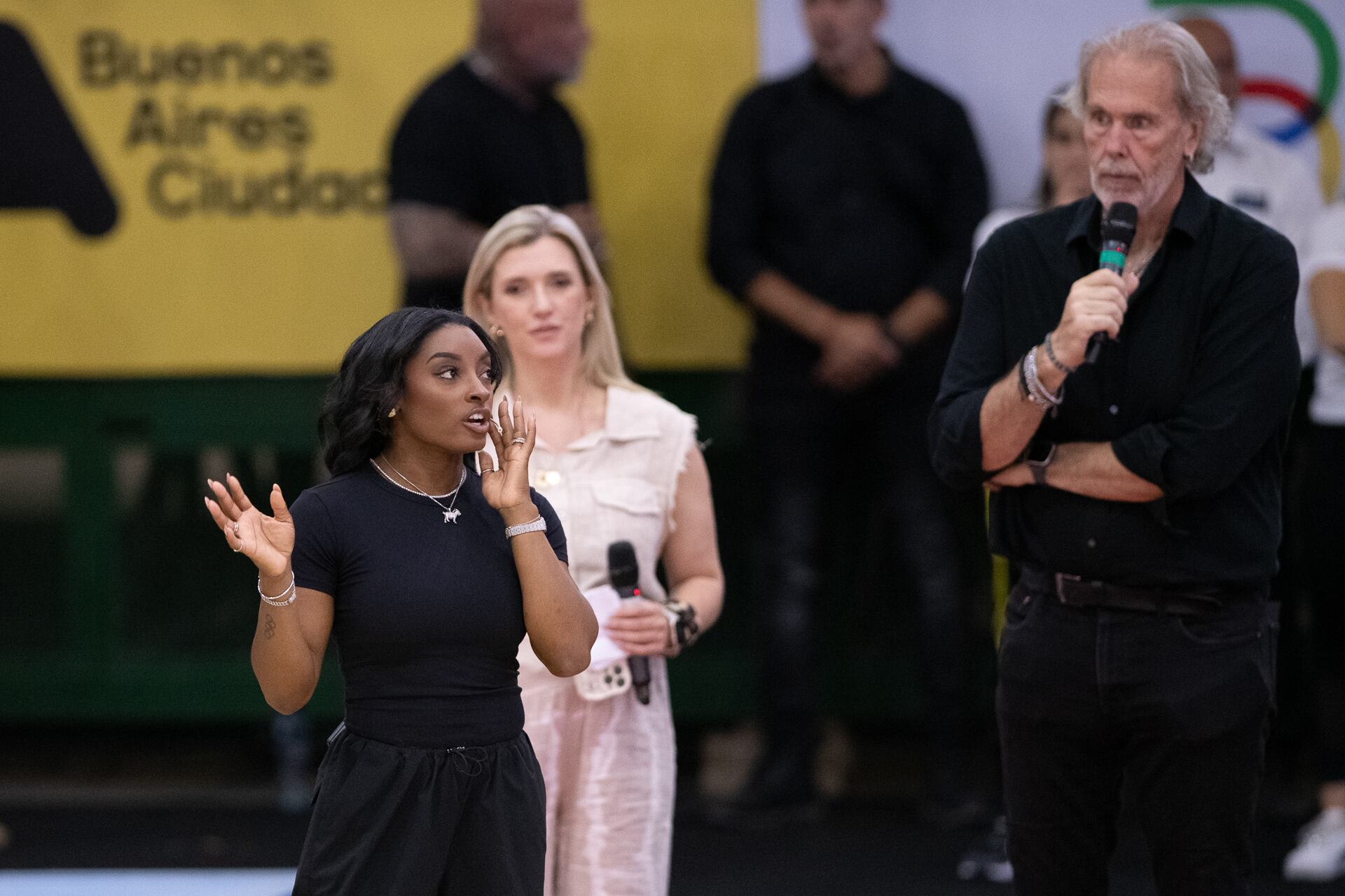 Biles junto a Gonzalo Bonadeo y Daniela Etcheverry, los periodistas que estuvieron a cargo de la conducción de la clínica